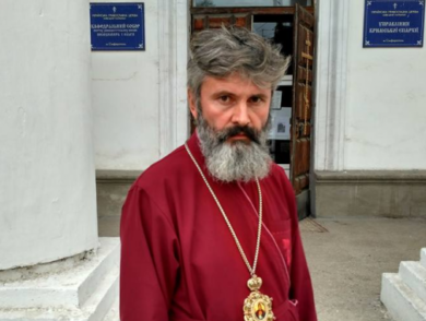 Aqmescitte Rusiye quvetçileri Ukraina Ortodoks Kilisesiniñ arhiyepiskopı Klimentni yaqaladılar