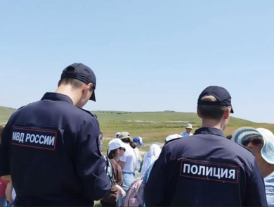 The occupiers illegally detained and fined three Crimean Tatars for flying Crimean Tatar flags on their cars for 40 thousand rubles
