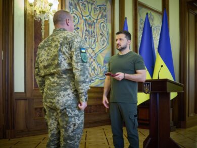 З нагоди Міжнародного дня Чорного моря Президент України Володимир Зеленський зустрівся із захисниками України та вручив їм державні нагороди