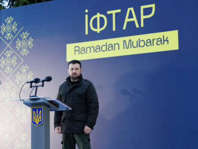 Ukraina Prezindeti Volodımır Zelenskıy, ukrain musulman arbiyleri, Qırımtatar Milliy Meclis liderleri ve musulman cemiyetiniñ temsilcileri ile ortaq iftar keçirdi 