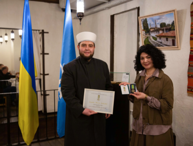 Ukraina Prezidentiniñ Temsilcisi “İslâm ve Ukrainağa hızmet etüv içün” mukâfat aldı