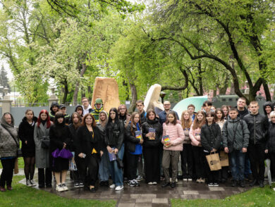 Учні середньої загальноосвітньої школи №235 ім. В’ячеслава Чорновола відвідали виставку “ЛОМИКАМІНЬ. Жіночий спротив у Криму”